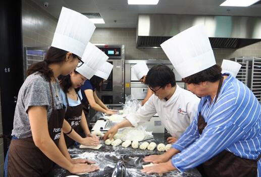 韩亚航空携手多乐之日开展烘焙课程线下活动 